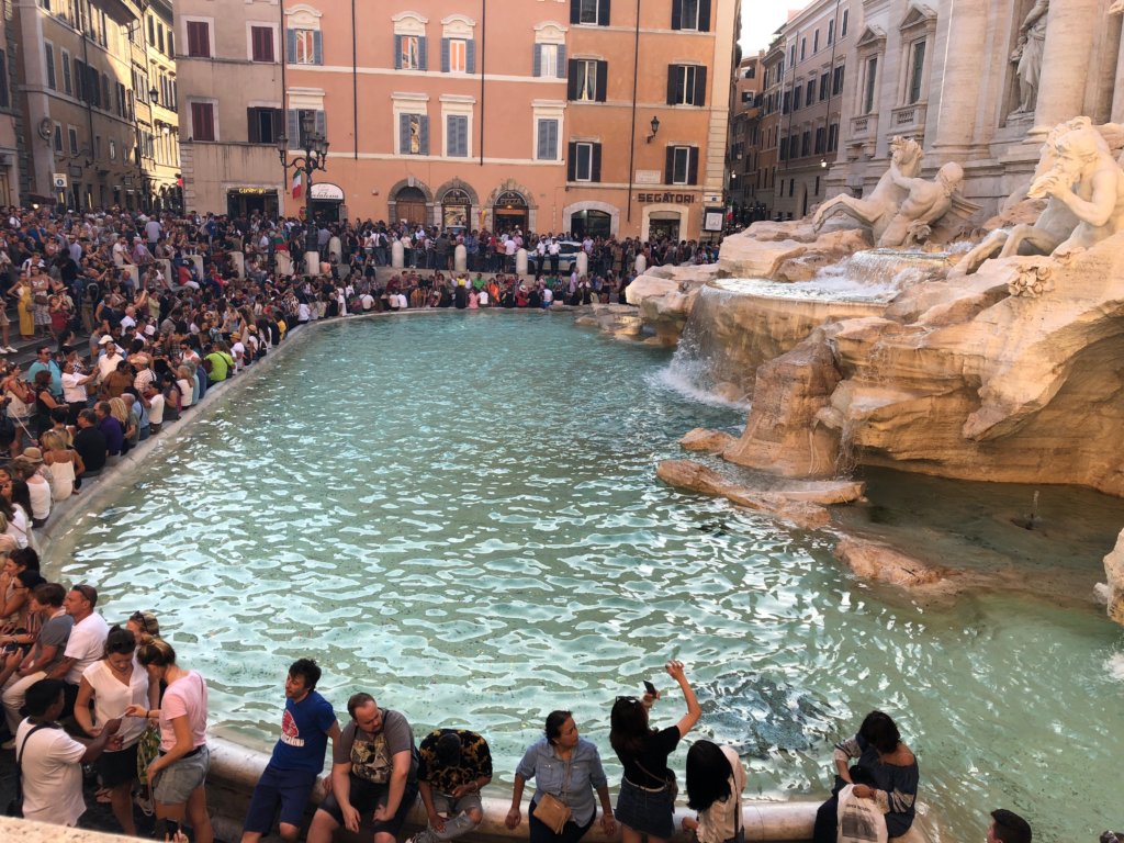 ローマ観光 本当に混んでいる トレヴィの泉 行き方は 昼と夜どっちがきれい Voyage Et Avion
