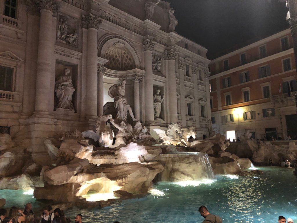 ローマ観光 本当に混んでいる トレヴィの泉 行き方は 昼と夜どっちがきれい Voyage Et Avion