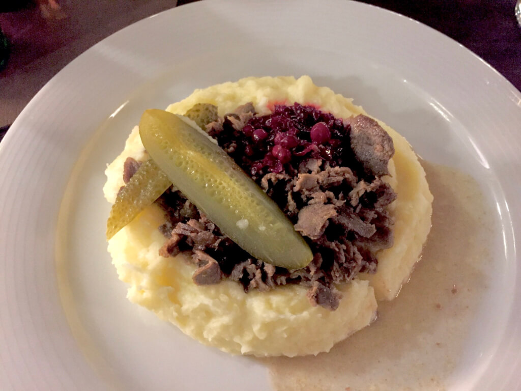 フィンランド料理 郷土料理 コケモモのソースで食べる トナカイ肉の煮込み 臭みはある Voyage Et Avion